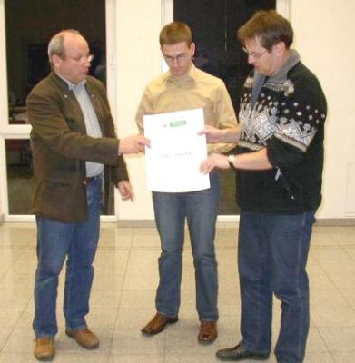 Karl-Heinz Meister and Christopher Morr present the certificate to Ottmar Tobisch (right) .